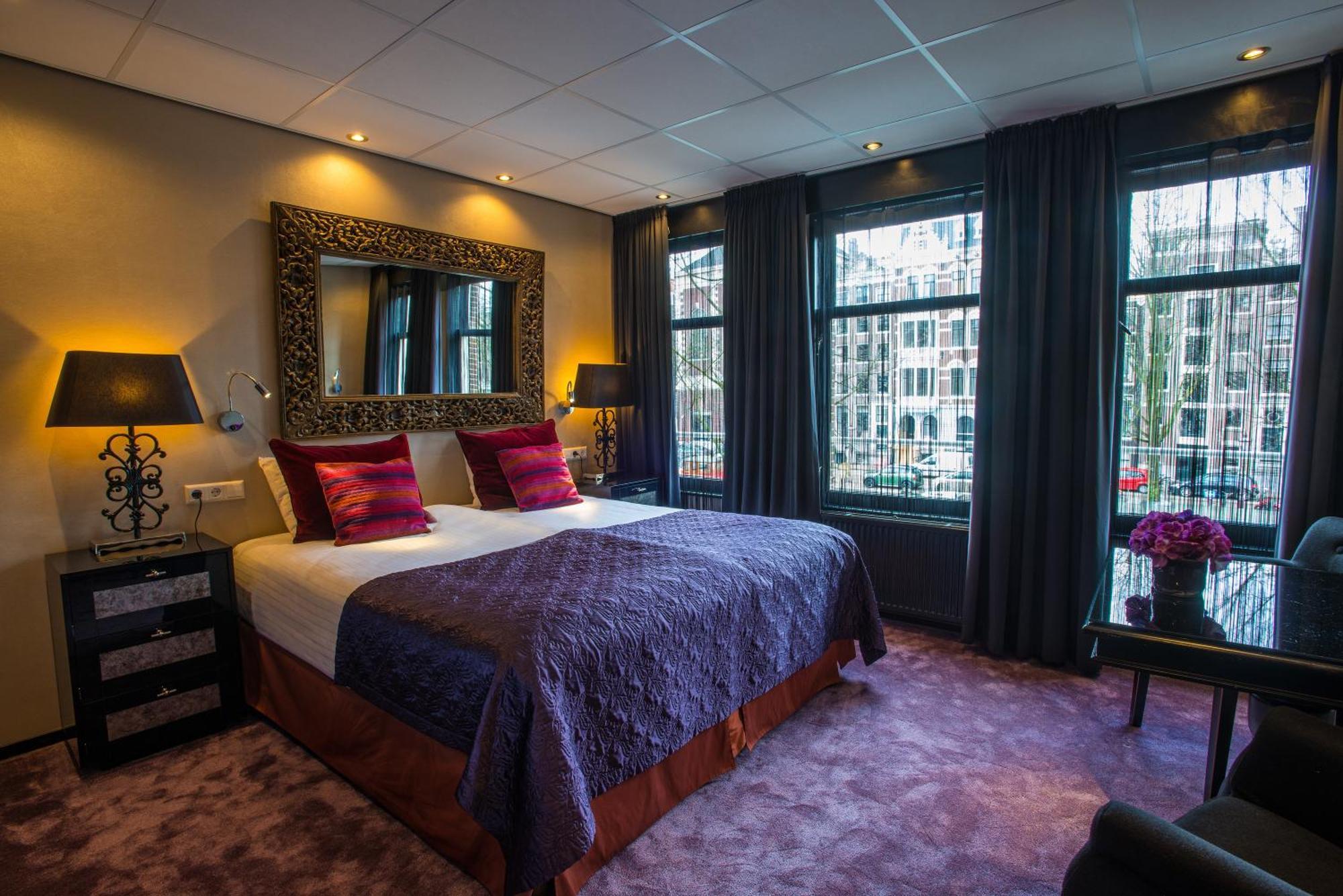 Medium Luxury Double Room with Bath and Canal View