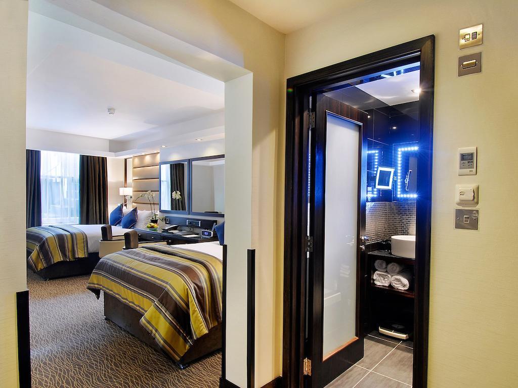 Hyde Park Triple Room
