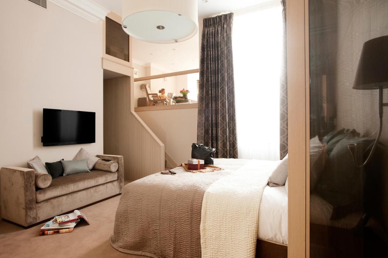 Luxury Three Bedroom Apartment with Balcony