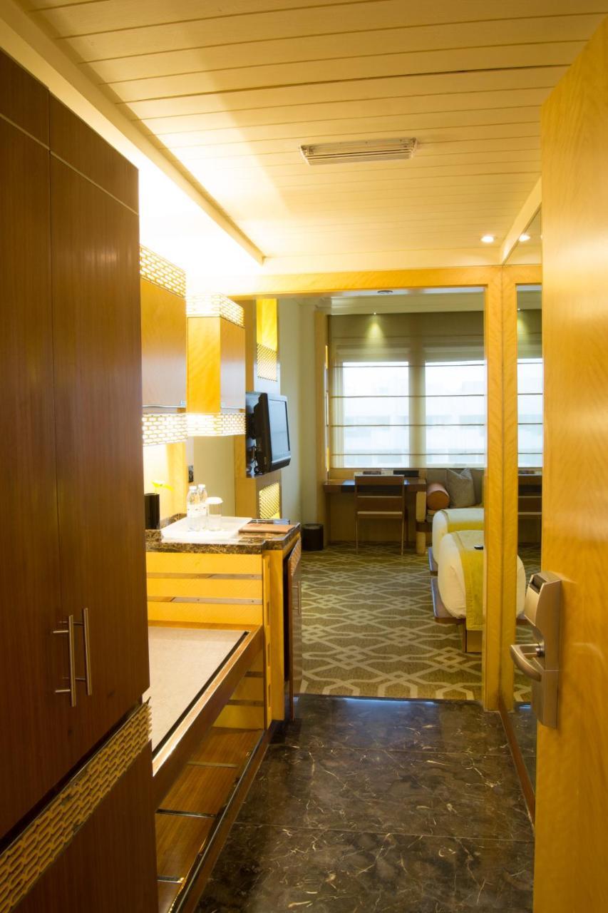 Deluxe Double Room (2 Adults + 1 Child)