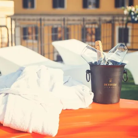 Orange Hotel-3