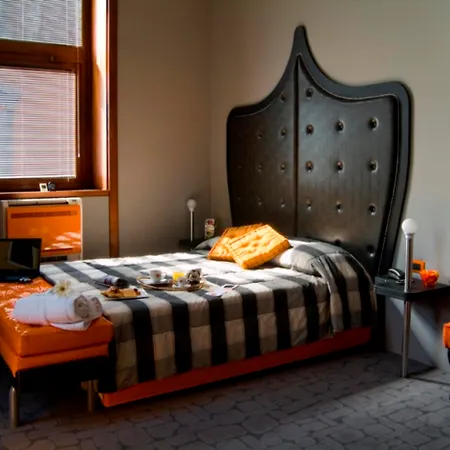 Orange Hotel-2