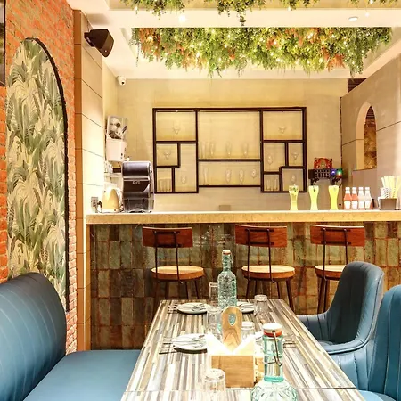 Hotel Uptown With Luxury Restaurant & Rooftop Near Connaught Place, New Delhi City Centre-3