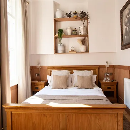 The Old Farmhouse Pub And Rooms-3