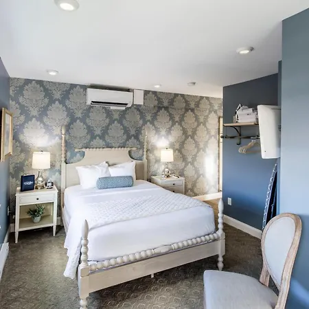 Serenity Inn Newport-3